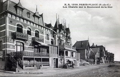 Postal que representa los chalets en el Boulevard de la Mer, Paris-Plage, c.1910 (después de una foto) de French Photographer